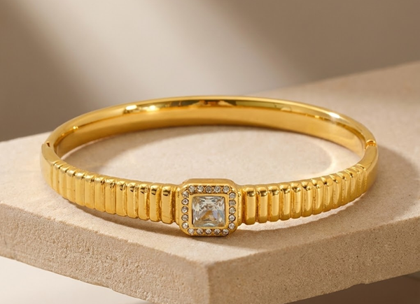 Bracelet - Solitaire Frame Gold