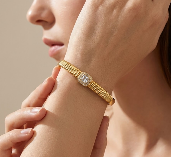 Bracelet - Solitaire Frame Gold