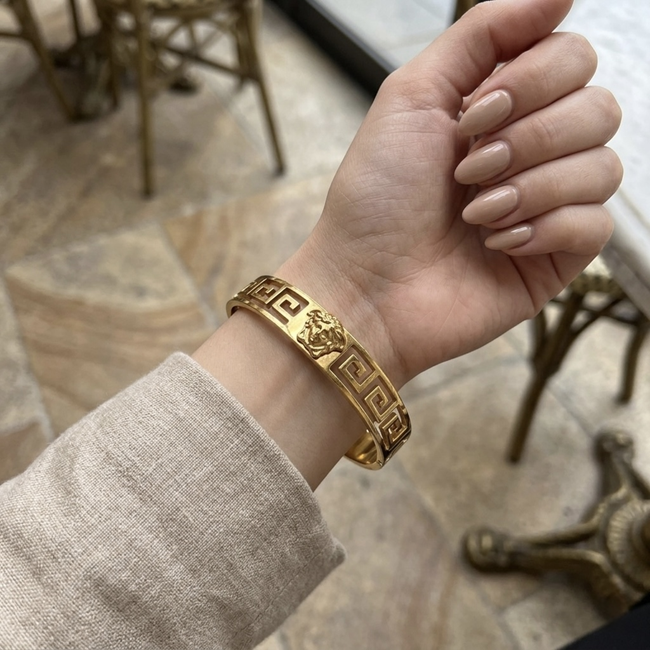 Zarvion Medallion Cuff