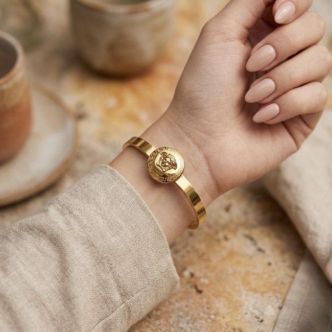 Zyverra Medallion Clasp Bangle
