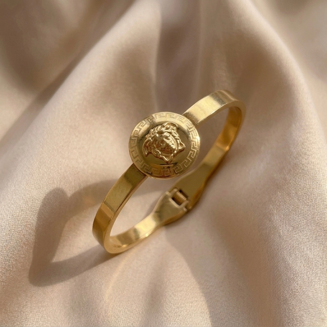 Zyverra Medallion Clasp Bangle